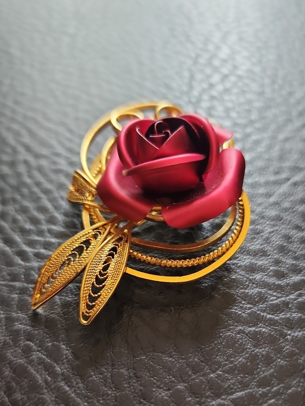 VTG Gold-Tone Floral Rose Brooch with Deep Red Enamel Flower